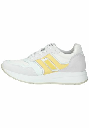 Hvide og lysegrå sneakers med gule accenter, der har en overdækning af blandede materialer bestående af ruskind og syntetiske materialer, polstret tunge og en gummisål.