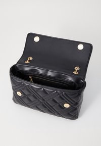 Černá prošívaná kabelka vyrobená ze syntetické kůže, se hladkým vnitřkem, zlatým kováním a kapsou na zip pro bezpečné uložení.