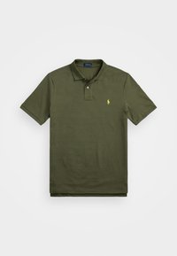 Olivgrön kortärmad polo med krage, tvåknapps plackett och liten gul broderad hästlogga på vänster bröst.