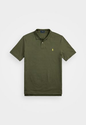 Olive zielona koszulka polo z krótkim rękawem, z kołnierzykiem, zapięciem na dwa guziki i małym żółtym haftowanym logo konika po lewej stronie klatki piersiowej.
