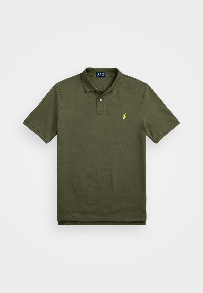 Olivgrön kortärmad polo med krage, tvåknapps plackett och liten gul broderad hästlogga på vänster bröst.