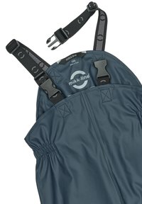 Pantalones impermeables para niños en gris oscuro, con tirantes ajustables, cintura elástica y hebillas de plástico resistentes con detalle de marca.