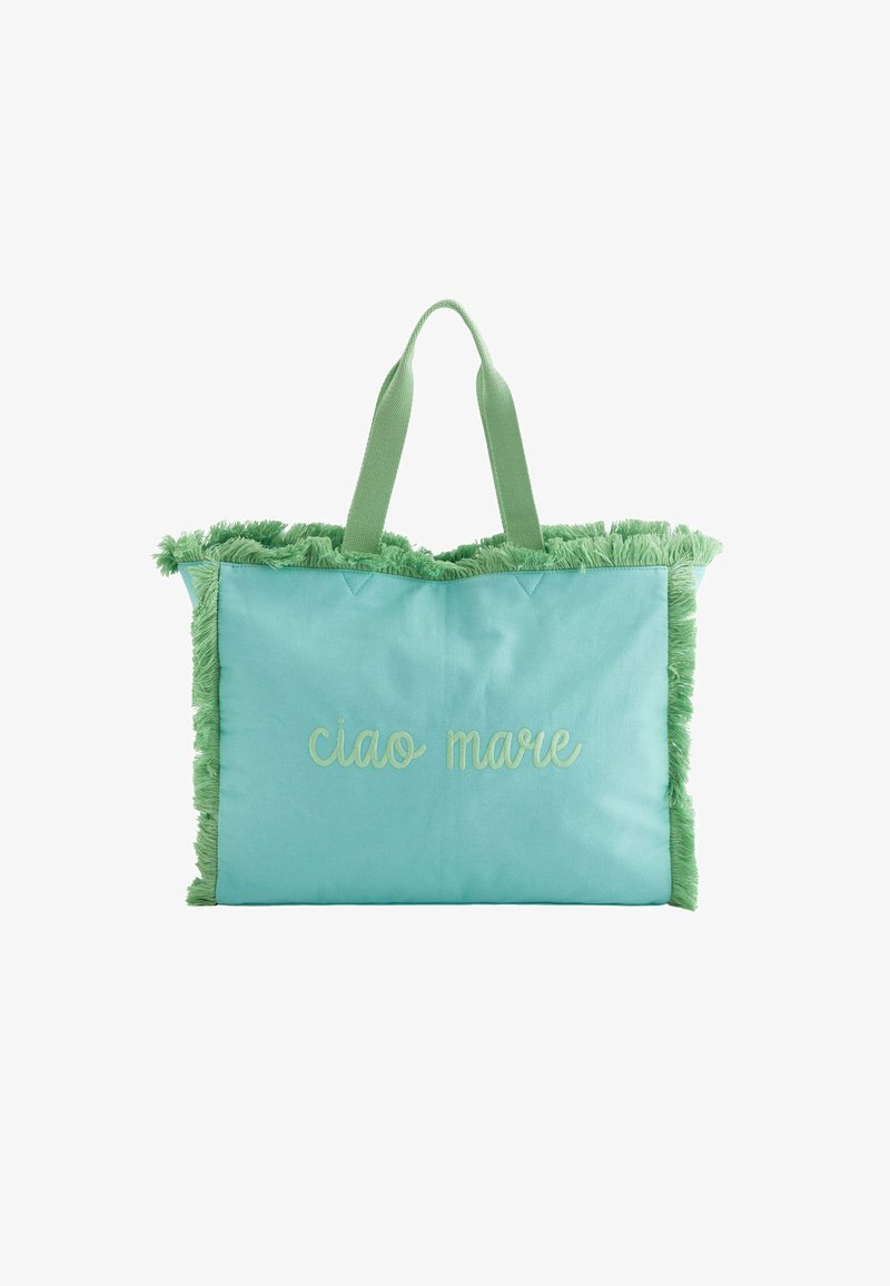 Sac fourre-tout avec un corps en tissu teal, des bords frangés verts et un texte brodé en vert clair indiquant "ciao mare". Deux poignées en tissu vert.