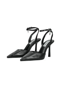 Tacos altos de cuero negro tipo slingback con punta afilada, delgadas correas en el tobillo y elegantes tacones de aguja, con una textura suave.