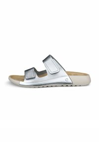 Zilveren leren slide sandalen met twee verstelbare klittenbandriemen, een gestructureerde voetbed en een flexibele rubberen buitenzool in het wit.