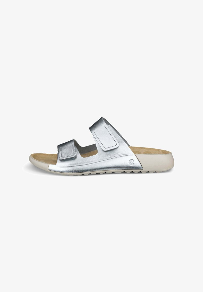 Zilveren leren slide sandalen met twee verstelbare klittenbandriemen, een gestructureerde voetbed en een flexibele rubberen buitenzool in het wit.