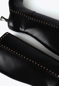 LOLA CASADEMUNT - Kozaki