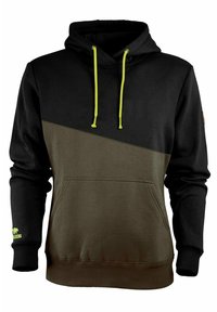 Sudadera con capucha que tiene una sección superior negra y una sección inferior verde oliva. Presenta cordones amarillos y un bolsillo tipo canguro en la parte delantera.