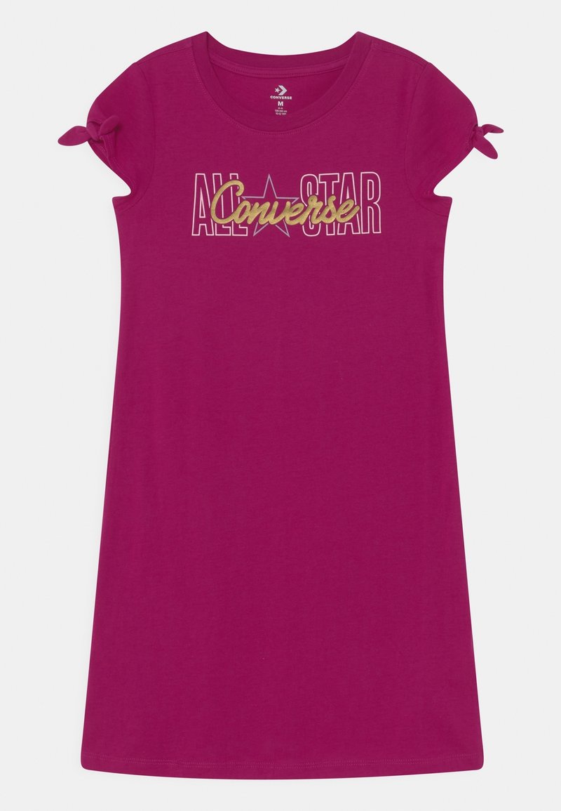 Fuksjowa bawełniana sukienka typu t-shirt z krótkimi rękawami, z frontowym nadrukiem "ALL STAR" i "Converse" w złotych i białych literach.