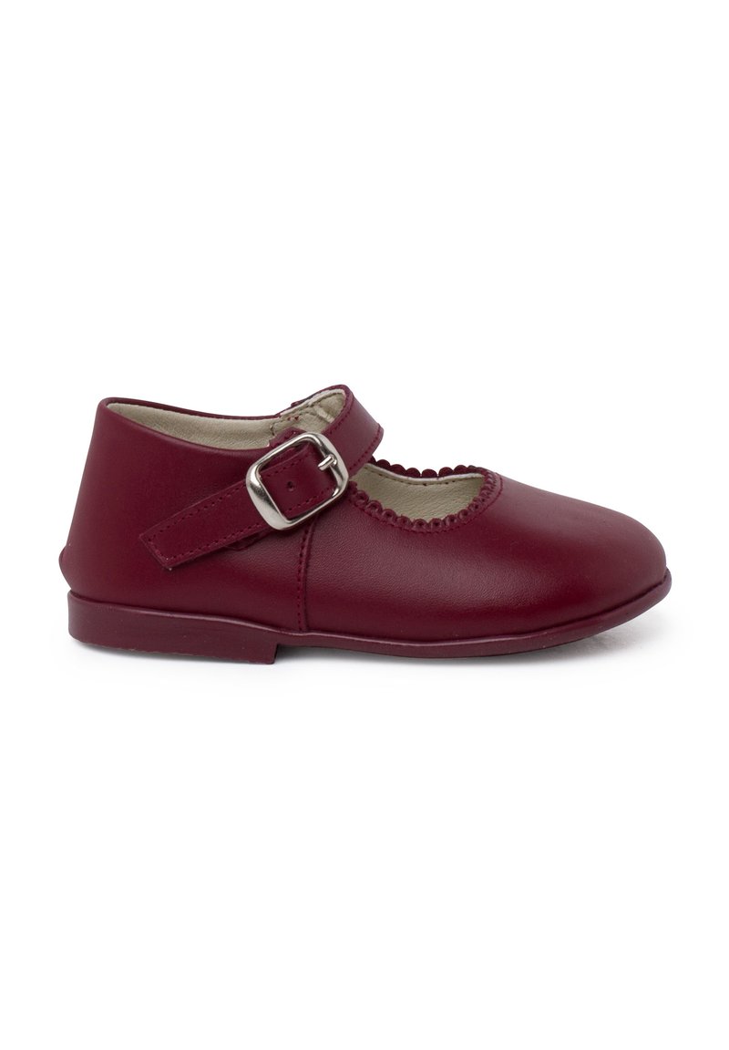 Scarpe Mary Jane in pelle bordeaux con suola piatta, punta rotonda, bordo scallopato e cinturino con fibbia regolabile. Texture liscia.