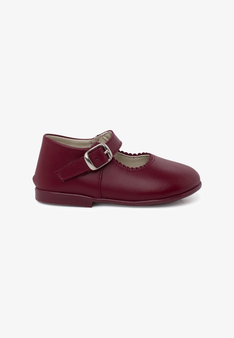 Burgunderfarbene Leder-Mary-Jane-Schuhe mit flacher Sohle, runder Spitze, gewelltem Rand und verstellbarem Schnallenriemen. Glatte Textur.