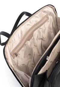 Zwart leren tas interieur met beige voering, met een ritsvak en een patroon van het merkteken. Bevat twee open compartimenten.