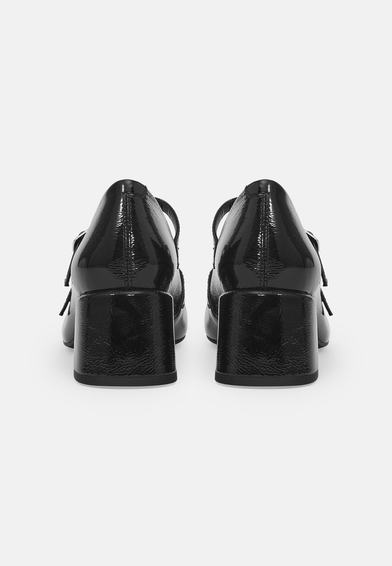 Zwarte lakleren hakken met een vierkante blokhak, met een gladde, glanzende textuur en een subtiele strikdetail aan de achterkant.