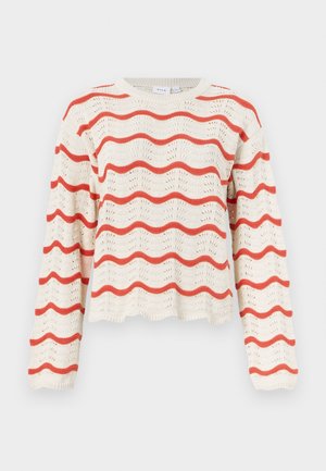 Pull en maille crème à rayures ondulées horizontales rouges, manches longues et col rond.