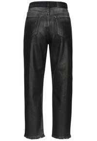 Pantalones de mezclilla negra de cintura alta con un acabado brillante, diseño de pierna recta, dobladillo deshilachado y dos bolsillos traseros.