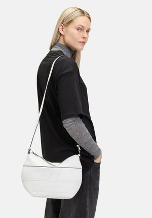 Weißes Lederhandtasche mit geschwungener Form, ausgestattet mit einem diagonalen Nahtmuster und einem Reißverschluss. Verstellbarer Trageriemen und ein elegantes Design.
