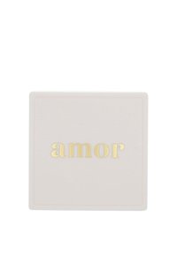 Kvadratisk, ljusbeige låda med en slät yta och guldpräglad "amor"-text. Enkelt design med en subtil kant runt kanterna.