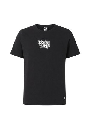 T-shirt noir à manches courtes avec texte blanc stylisé "FRGN" centré sur la poitrine et une petite étiquette logo près de l'ourlet inférieur.