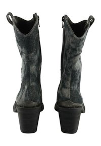 Botines de denim en negro deslavado con un acabado texturizado, que presentan un tacón grueso y costuras decorativas a lo largo de las costuras y la parte trasera.