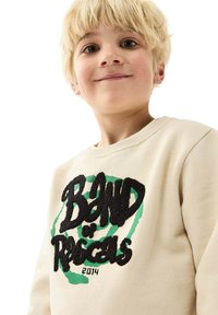 Vaatteet beigen värinen huppari, jossa on mustaa ja vihreää brodeerattua tekstiä "BAND of Rascals 2014." Pyöreä pääntie ja pehmeä rakenne.