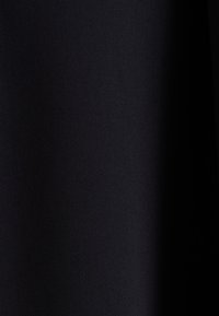 Tessuto di un blu navy scuro con una superficie liscia e leggermente strutturata. Il materiale appare leggero con una tessitura pulita e uniforme.