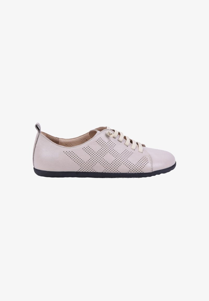 Chaussure à lacets en cuir beige avec semelle noire, motif de perforation latéral en formes géométriques et languette au talon.