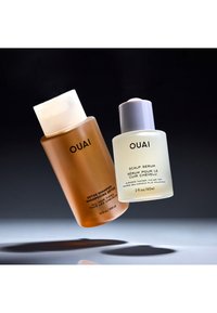 Shampoo Detox OUAI in una bottiglia ambrata opaca e Siero per il cuoio capelluto OUAI in un contenitore trasparente satinato, entrambi con testo nero sulle etichette.