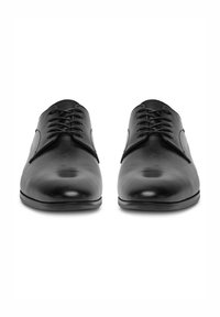 Fekete bőr dresszcipők sima felülettel, kerek orral, klasszikus fűzős kialakítással. Minimalista varrásokkal és lapos talpú designnal rendelkezik.