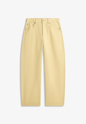 Pantalon beige à jambes droites avec bouton frontal, fermeture éclair et design à cinq poches, posé à plat sur un fond blanc.