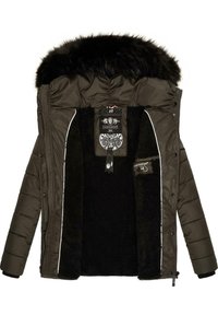 Vadderad parkas i mörkgrönt med huva fodrad med päls. Insidan har svart mjuk fleece, en innerficka och varumärkesetiketter.