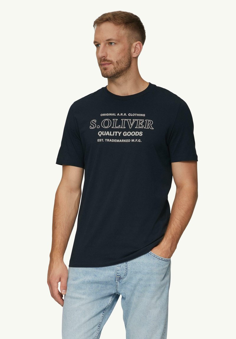 Marine t-shirt van katoen met korte mouwen, voorzien van witte bedrukte tekst: "S. OLIVER QUALITY GOODS" en details van het gevestigde handelsmerk.