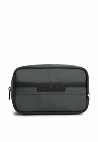 Borsa da toiletta in nylon grigio con accenti neri, chiusura con zip e una patch logo frontale. Presenta un design piatto e rettangolare e una texture liscia.