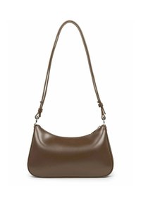 Borsa a tracolla in pelle marrone con forma curva, una tracolla regolabile e una texture liscia e lucida. Chiusura con zip sulla parte superiore.