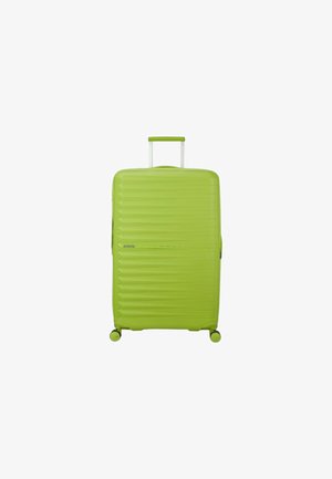 Maleta dura verde con superficie texturizada, líneas verticales, asa retráctil y cuatro ruedas que giran suavemente.