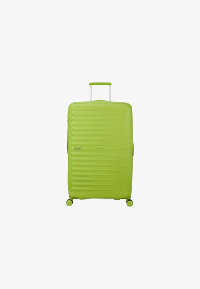 Valigia rigida verde con superficie texture, strisce verticali, manico telescopico e quattro ruote che scorrono senza problemi.