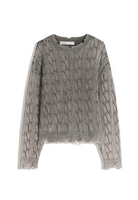 Grauer Kabelstrick-Pullover mit ausgefransten Säumen und Bündchen, ausgestattet mit einem Rundhalsausschnitt und langen Ärmeln.