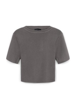 Maglione grigio a maniche corte con una texture a costine e scollatura ampia, caratterizzato da una vestibilità larga e cropped. L'etichetta riporta "CALLIOPE."