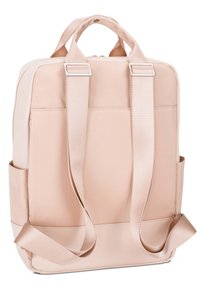 Zaino in tessuto rosa con texture liscia, forma rettangolare, spallacci doppi, maniglia superiore e tasche laterali per ulteriore spazio di archiviazione.