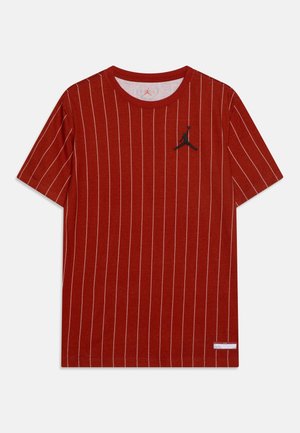 Camiseta roja de manga corta con finas rayas verticales blancas y logo Jumpman negro en el pecho izquierdo.