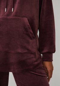 Bordeaux fleece hoodie met een voorzak, capuchon met trekkoord en lange mouwen, met een zachte textuur en een ontspannen pasvorm.