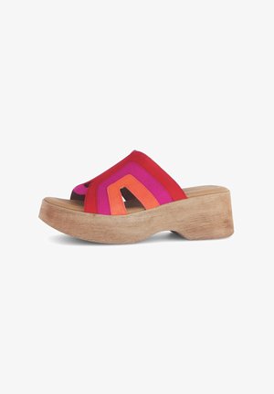 Kleurige schuifsandalen met een houten platform. Bevat gelaagde rode, roze en oranje suède accenten in een geometrisch ontwerp.