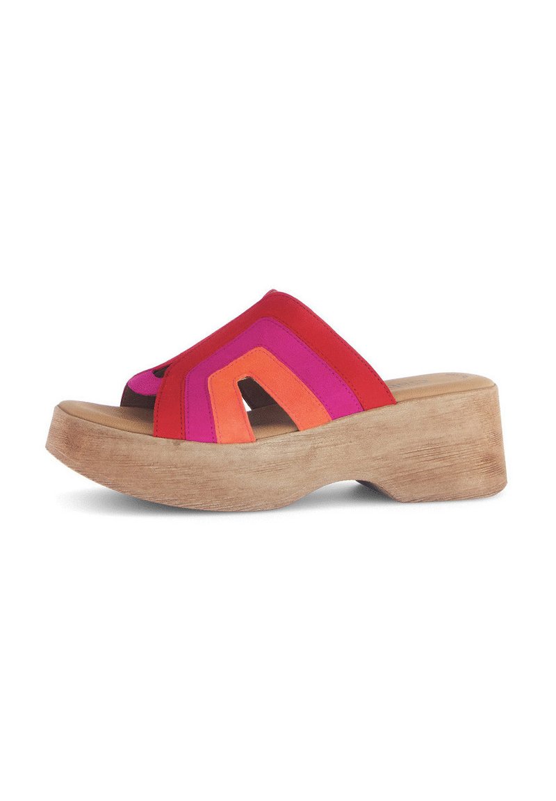 Infradito colorati con una piattaforma in legno. Presentano dettagli in suede sovrapposti di rosso, rosa e arancione in un design geometrico.