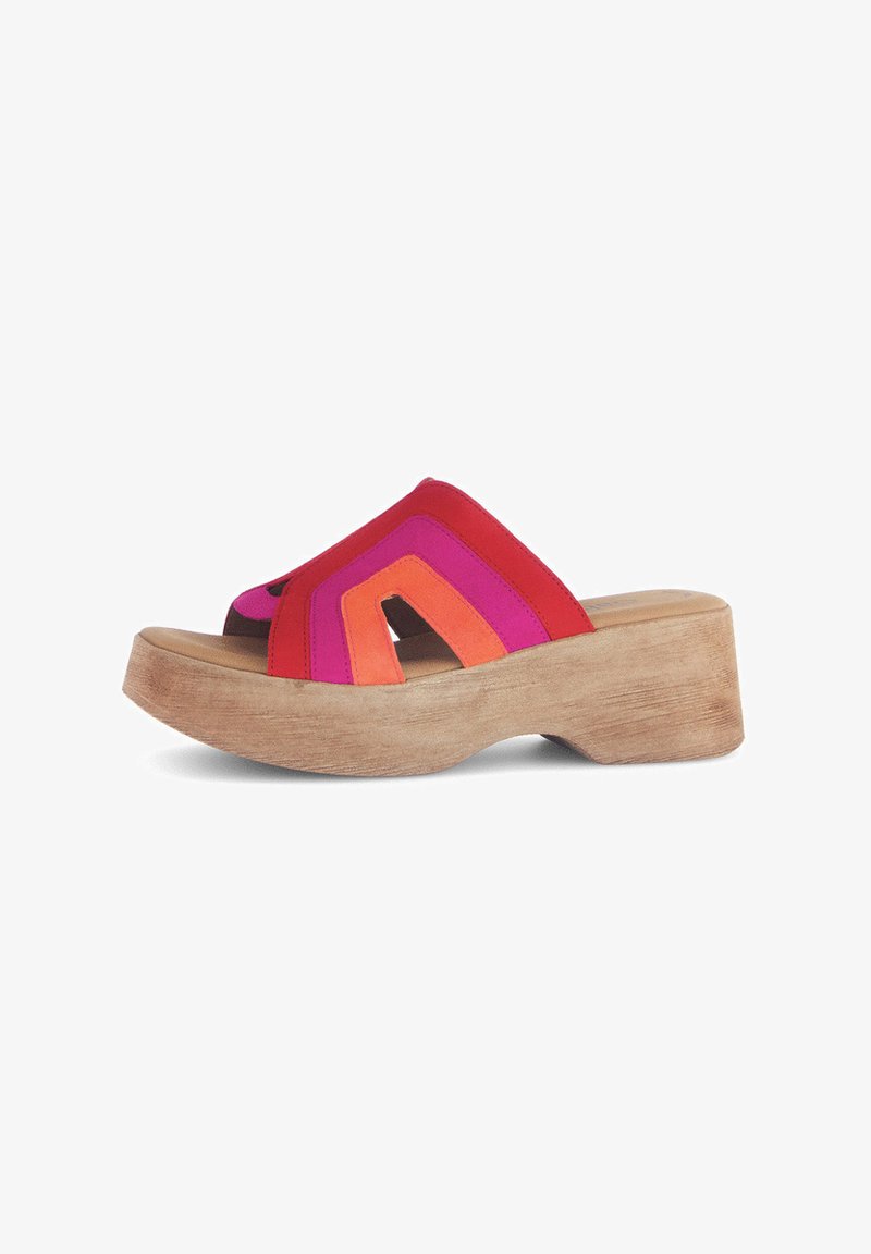 Bunte Rutsch-Sandalen mit einer Holzplattform. Sie haben geschichtete Akzente aus rotem, pinkem und orangefarbenem Wildleder in einem geometrischen Design.