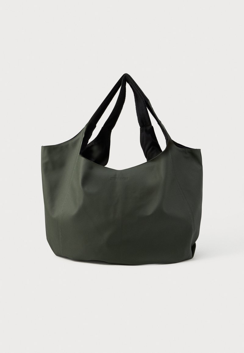Grønn, glatt tote-veske med to svarte håndtak, romslig innvendig og et minimalistisk design. Ingen synlig maskinvare.