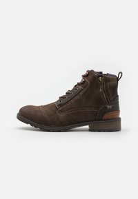 Botte ankle en daim marron avec surface texturée, design à lacets, fermeture éclair sur le côté, talon contrasté et accents en cuir marron.