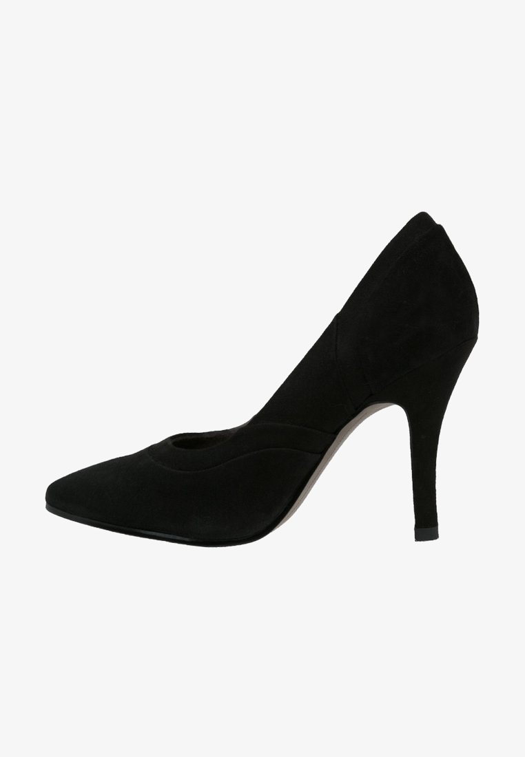 Chaussure à talon haut en daim noir avec un bout pointu, présentant un design ajouré sur la tige et un talon stiletto effilé et élégant.