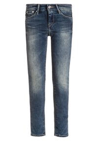 Vaqueros de mezclilla azul oscuro con un corte ajustado, desgaste ligero, diseño tradicional de cinco bolsillos y cierre de botón con detalles metálicos.