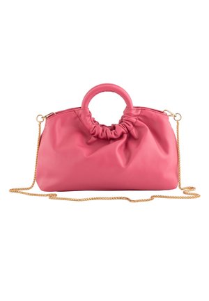 Borsa a mano in pelle morbida rosa con manici rotondi superiori e una lunga tracolla a catena dorata su sfondo bianco.