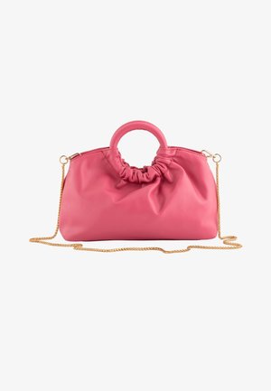 Borsa a mano in pelle morbida rosa con manici rotondi superiori e una lunga tracolla a catena dorata su sfondo bianco.