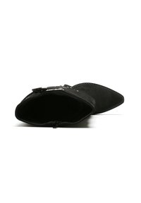 Czarne zamszowe botki za kostkę z ostrym noskiem, zamek błyskawiczny i dekoracyjne srebrne akcenty. Miękka tekstura i gładkie wnętrze.